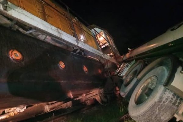 Three people were injured, but not seriously, after a collision between a CUPET train and a tanker in Camagüey province.